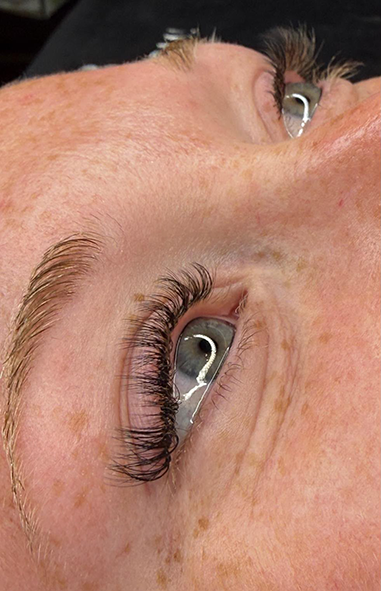 Dichte, elegant geschwungene Wimpern für einen ausdrucksstarken Blick