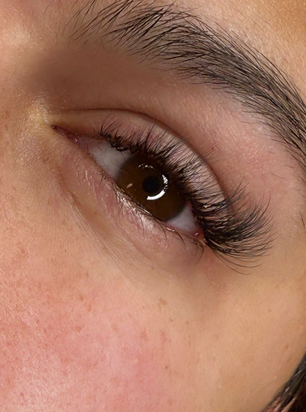 Dichte, elegant geschwungene Wimpern für einen ausdrucksstarken Blick